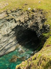 دانلود غار دریایی یا قوس دریایی به صورت صخره ای در Tintagel ، کورنوال ، انگلیس ، انگلستان