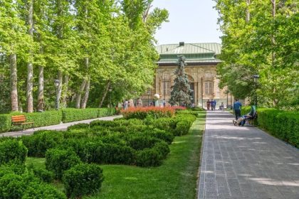 دانلود تهران ، ایران – 1 مه 2015 پیاده روی هایی که از پارک به سمت موزه قصر سبز سبز در یک روز زیبا و آفتابی سیر می شوند.