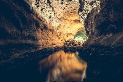 دانلود غار آتشفشانی Cueva de los Verdes غار در داخل ، Lanzarote ، جزایر قناری ، اسپانیا