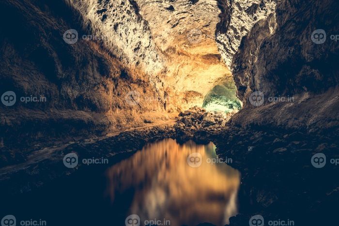 دانلود غار آتشفشانی Cueva de los Verdes غار در داخل ، Lanzarote ، جزایر قناری ، اسپانیا