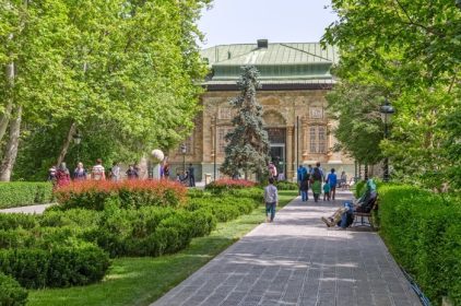 دانلود تهران ، ایران – 1 مه 2015 پیاده روی ها در یک روز زیبا و آفتابی زیبا به موزه سبز سبز (سبز) سبز می روند.