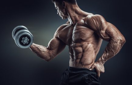 دانلود مرد قدرتمند ورزشکار در تمرین پمپاژ عضلات با دمبل. بدنساز قوی با شش بسته ، ص