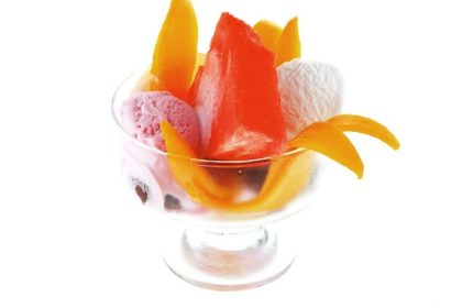دانلود فنجان شیشه ای شفاف کوچک با بستنی و میوه های گرمسیری جدا شده در سفید background_002