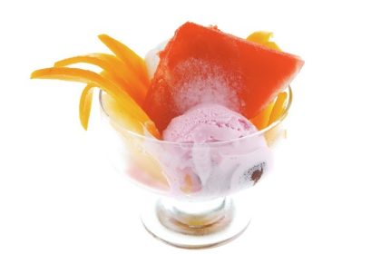 دانلود فنجان شیشه ای کوچک شفاف با بستنی و میوه های گرمسیری جدا شده در سفید background_001