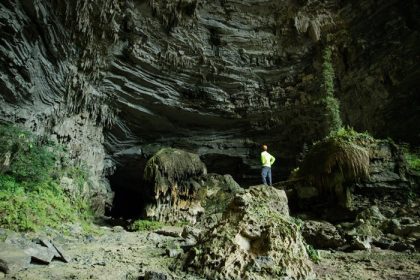 دانلود مرد در حال کشف غار زیرزمینی عظیم در تو لان ، ویتنام