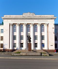 دانلود NIZHNY TAGIL ، روسی – 10 ژوئیه 2014 مجسمه ای از لنین در مقابل دانشکده مهندسی. این ساختمان در سال 19 ساخته شده است