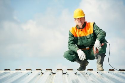 دانلود سازنده کارگر با مته دستی در نصب سقف پروفیل فلزی