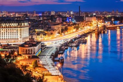 دانلود منظره هوایی شب تابستانی از اسکله و بندر رودخانه Dnieper در کیف ، اوکراین