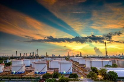 دانلود صنعت نفت و گاز – جریان دیگ بخار در نیروگاه پالایشگاه در غروب خورشید