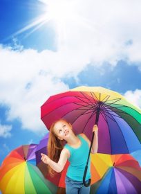 دانلود کودک مبارک با چتری رنگارنگ