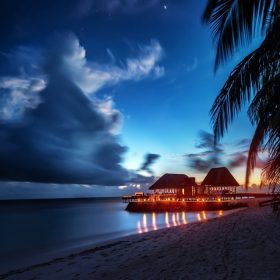 دانلود ساحل بهشت ​​در شب ، نور درخشان در رستوران بر روی آب ، مکان عاشقانه برای تعطیلات ماه عسل ، عصر تابستان در جزایر عجیب و غریب