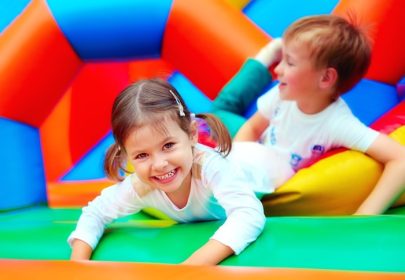 دانلود بچه های شاد از سرگرمی در زمین بازی در مهد کودک