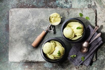 دانلود بستنی چای سبز با برگهای نعناع و قاشق بستنی در زمینه تخته سنگ سنگی