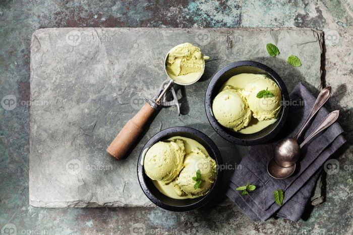 دانلود بستنی چای سبز با برگهای نعناع و قاشق بستنی در زمینه تخته سنگ سنگی