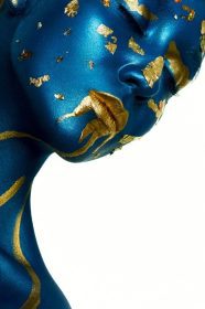 دانلود آرایش هالووین. Closeup fashion fashion زیبایی زن با پوست آبی و طلایی