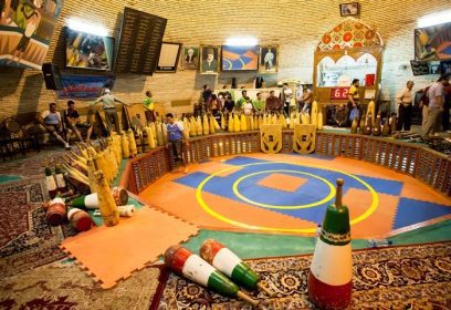 دانلود YAZD ، ایران – اکتبر 20 ابزار ورزشی در داخل سالن بدنسازی زورخانه ، نوعی از هنرهای رزمی در ایران در