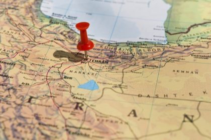 دانلود تهران بر روی نقشه با دکمه قرمز مشخص شده است. تمرکز انتخابی روی کلمه تهران و کلید فشار. پین در یک زاویه قرار دارد و سایه سمت چپ می اندازد.