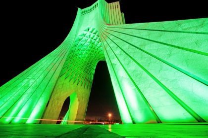 دانلود چراغهای سبز برج محبوب آزادی (آزادی) در شب در تهران. یکی از نمادهای شهر تهران ، پایتخت ایران و مارک هاست