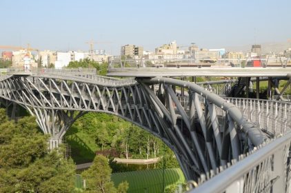 دانلود تهران ، ایران – مه 1 می تواند پیاده رو عابر پیاده در 1 مه 2015 در تهران. پل فولادی Tabiat با پوشاندن بزرگراه Modarres دو پارک عمومی را به هم متصل می کند