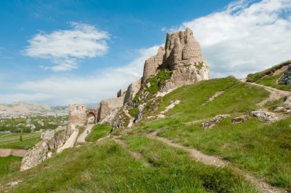 دانلود قلعه ون ، همچنین ون کالسی ، یک استحکام سنگی عظیم است که توسط k باستانی ساخته شده است