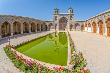 دانلود شیراز ، ایران – 2 مه ، 2015 بازدید کنندگان از گشت و گذار در حیاط زیبای داخلی مسجد نصیرالملک مسجدی سنتی واقع در Goad-e استفاده می کنند.