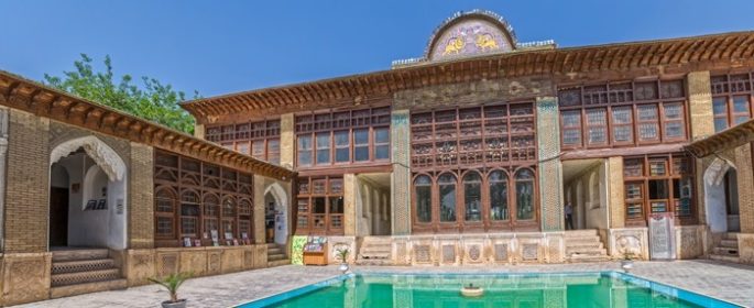 دانلود شیراز ، ایران – 2 می ، 2015 حیاط داخلی خانه زینت الملک ، یک خانه خصوصی است که به موزه تبدیل شده است_001