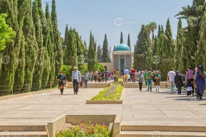 دانلود شیراز ، ایران – 2 مه مه 2015 بازدید کنندگان تور مقبره سعدی را می نامند ، معروف به آرامگاه سعید & # 39؛ dy یا Sadiyeh