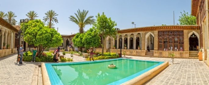 دانلود شیراز ، ایران – 2 مه ، حیاط داخلی خانه زینت الملک ، یک خانه خصوصی است که به موزه تبدیل شده است_002