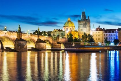 دانلود منظره منظره عصر تابستان از معماری باستانی شهر قدیمی با اسکله رودخانه Vltava و پل چارلز در پراگ ، جمهوری چک