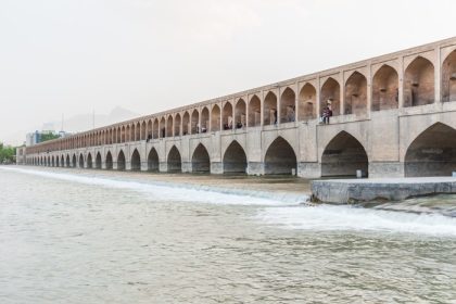 دانلود اصفهان ، ایران – 28 آوریل 2015 افراد ناشناس در حال استراحت در پل باستانی Si-o-Pol ، پل 33 طاق ، در اصفهان ، ایران_001