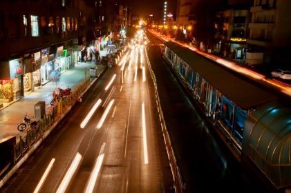 دانلود تهران ، ایران – 6 اکتبر چراغهای تیره در حرکت از خودروهای سریع و ایستگاه مترو در نزدیکی nig