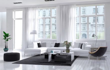 دانلود فضای داخلی اتاق نشیمن و جادار مدرن با دکوراسیون سفید و سیاه با مجموعه ای از روبرو در زیر پنجره های بزرگ و منظره ای از اتاق