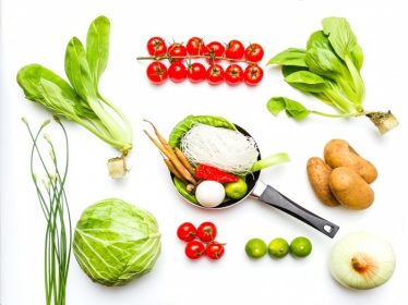 دانلود سبزیجات برای پخت و پز و سالم در زمینه سفید و تزئین شده است