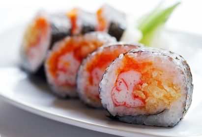 دانلود سوشی با wasabi روی صفحه روی میز سفید