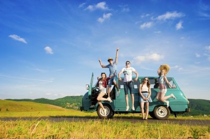 دانلود دوستان جوان hipster در یک سفر تابستانی در یک روز تابستان