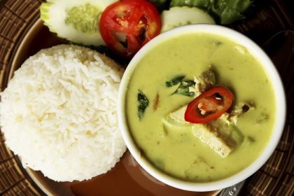 دانلود غذاهای تایلندی ، کاری سبز با برنج تزئین شده بر روی چوبی background_001