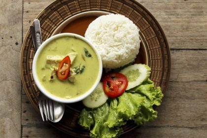 دانلود غذاهای تایلندی ، کاری سبز با برنج تزئین شده روی background چوبی background_003