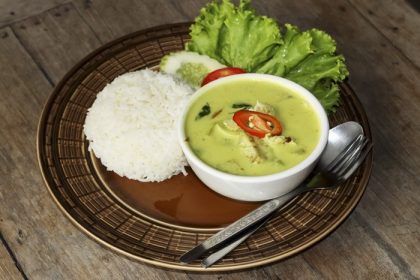 دانلود غذاهای تایلندی ، کاری سبز با برنج تزئین شده بر روی چوبی background_002