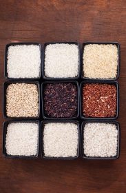 دانلود انواع مختلف برنج در کاسه های سیاه روی میز چوبی_002