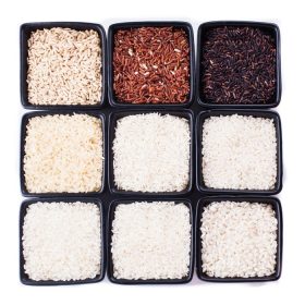 دانلود انواع مختلف برنج در کاسه های سیاه جدا شده در white