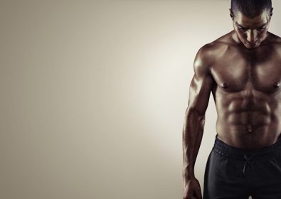 دانلود ورزش. تصویر نزدیک از مرد آفریقایی عضلانی در لباس ورزشی