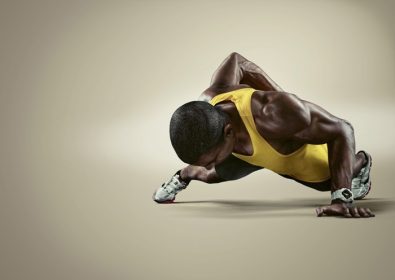 دانلود ورزش. مرد جوان ورزشکاری که فشارهای بالایی را انجام می دهد. عضله و عضله قوی که ورزش می کند. جدا شده