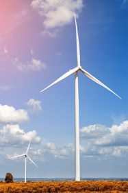 دانلود توربین بادی با آسمان آبی ، میدان تابستانی ، انرژی تجدیدپذیر_005