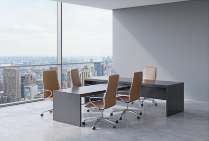 دانلود فضای داخلی دفتر مدرن با ویندوزهای عظیم و منظره پانوراما در نیویورک. چرم قهوه ای روی صندلی ها و یک میز سیاه. مفهوم مدیرعامل
