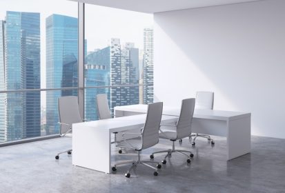 دانلود فضای داخلی مدرن اداری با پنجره های بزرگ و نمای پانورامای سنگاپور. چرم سفید روی صندلی ها و یک میز سفید. مفهومی از