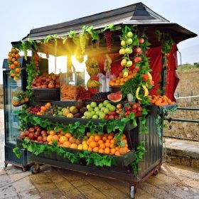 دانلود فروش میوه و سبزیجات تازه در خیابان های آکر در اسرائیل در صبح
