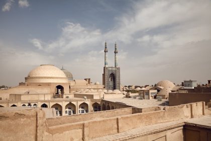 دانلود شهر تاریخی قدیمی یزد با بناهای آجری و آجری سنتی در خط افق آن