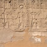 وکتور تصویر انیمه کارتونی مستقل و شیک دختر مو کوتاه با پوشیدن ماسک جراحی آبی که از خود در برابر ویروس کرونا محافظت می کند وکتور مسطح کووید