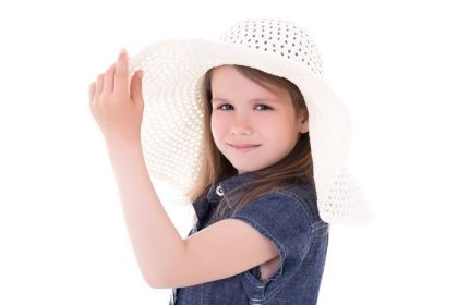 دانلود پرتره دختر بچه ناز در کلاه تابستانی بزرگ جدا شده در پس زمینه سفید