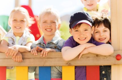 دانلود تابستان ، کودکی ، اوقات فراغت ، دوستی و مردم – گروه بچه های خوشحال در کودکان playground